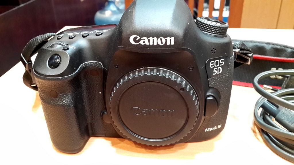 Canon mark body. Canon 5d Mark 1. Canon 5d Mark 3 разъемы. Canon 5d Mark III Юла. Canon 5d Mark 2 горячий башмак.