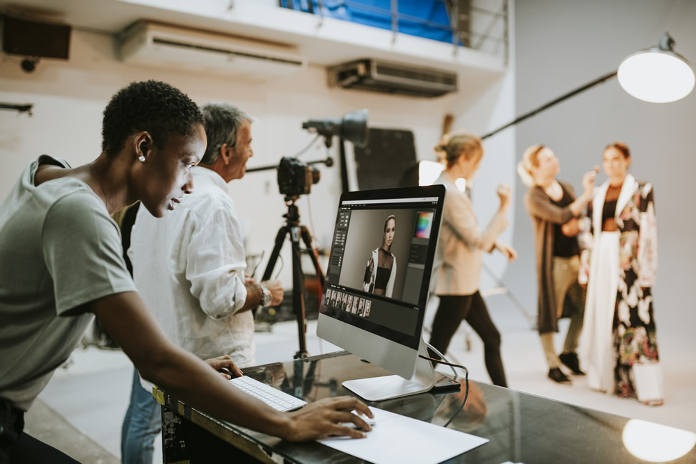 Монитор для фотографа. Фотография это визуальный контент. Video Production Team. Компании которые создают игры которым нужен Режиссер и арт директор.