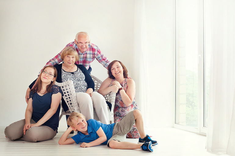 7 family. Студийная фотосессия большой семьи. Большая семья. Семейная фотосессия со взрослыми детьми в студии. Большая семейная фотосессия в студии.