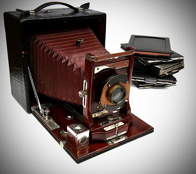 Первый фотоаппарат. Фотоаппарат Сэттона 1861. Томас Сэттон фотоаппарат. Томас Сэттон первый фотоаппарат. В 1861 году т. Сэттон создал первый зеркальный фотоаппарат.
