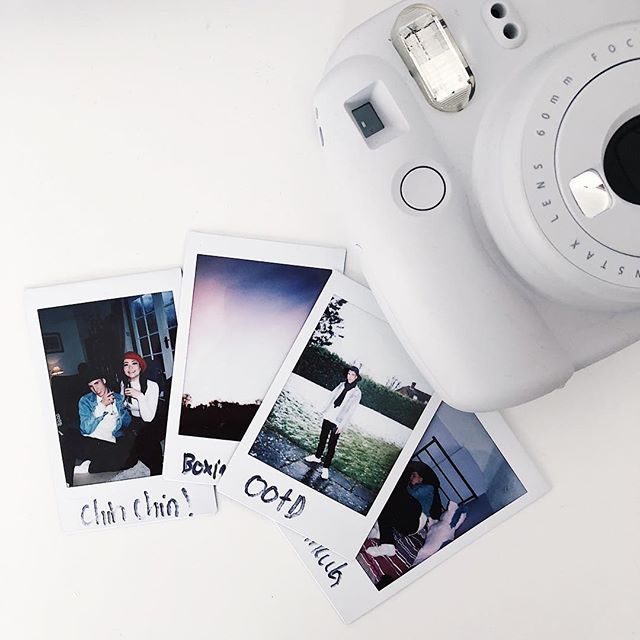 Возьми камеру. Instax в руке. Панорама с полароидными снимками. Полароид лав. Фотоаппарат полароид в руках.