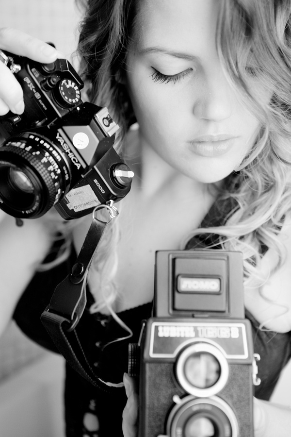 Girls old cam. Женщина с фотоаппаратом. Девушка с фотокамерой. Фотосессия со старым фотоаппаратом. Фотосессия девушка с фотоаппаратом.