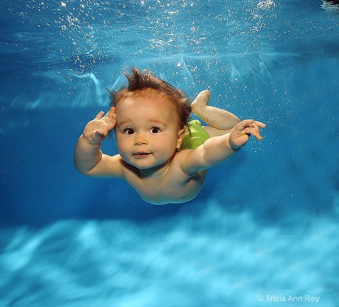 Дети плавают в воде. Дети в бассейне. Дети плавают. Плавание дети. Бассейн для малышей.