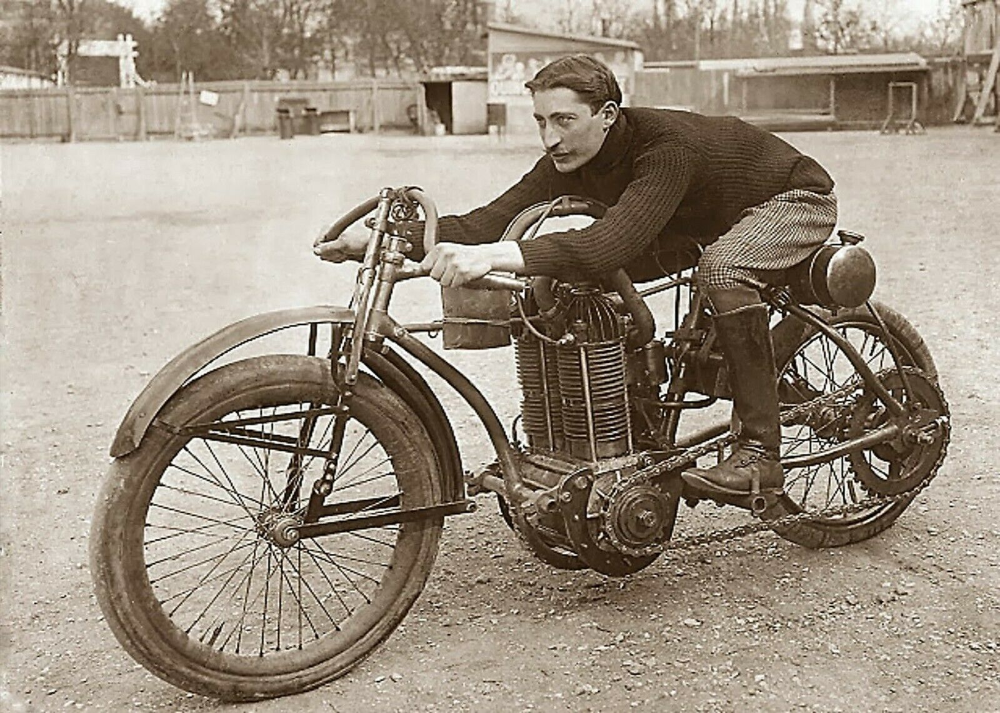 Какие были 1 фотографии. Мотоцикл indian 1903. Харлей Дэвидсон 1913 года. Первый мотоцикл. Старые мотоциклы.