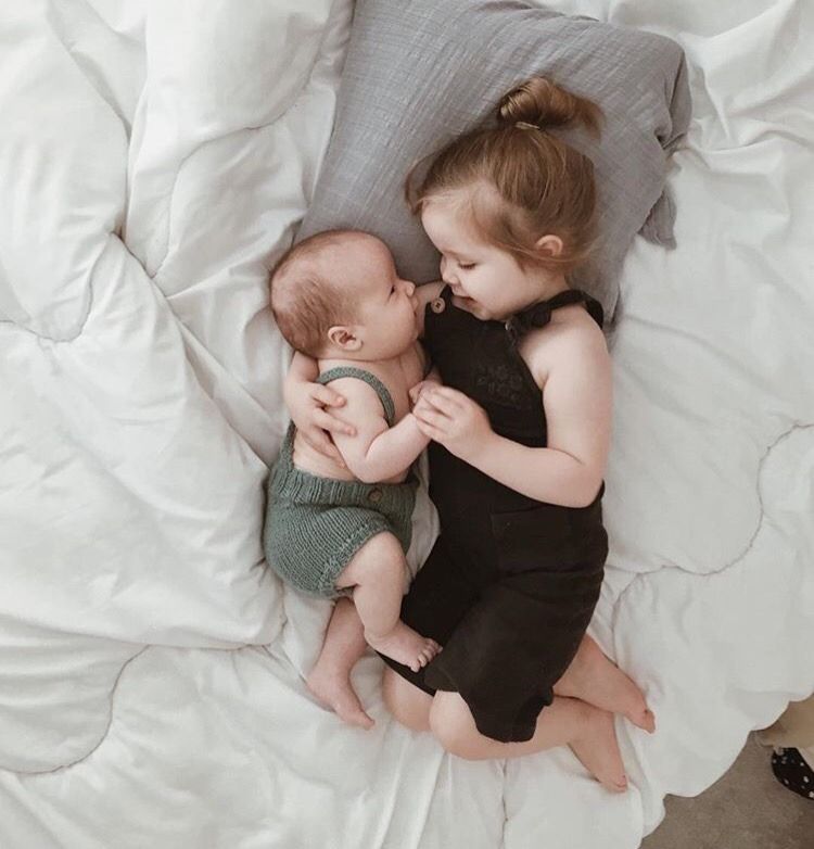Брат две сестры и мама. Фотосессия с малышом. Фотосессия грудничков. Фотосессии с новорожденными. Красивая фотосессия с малышом.