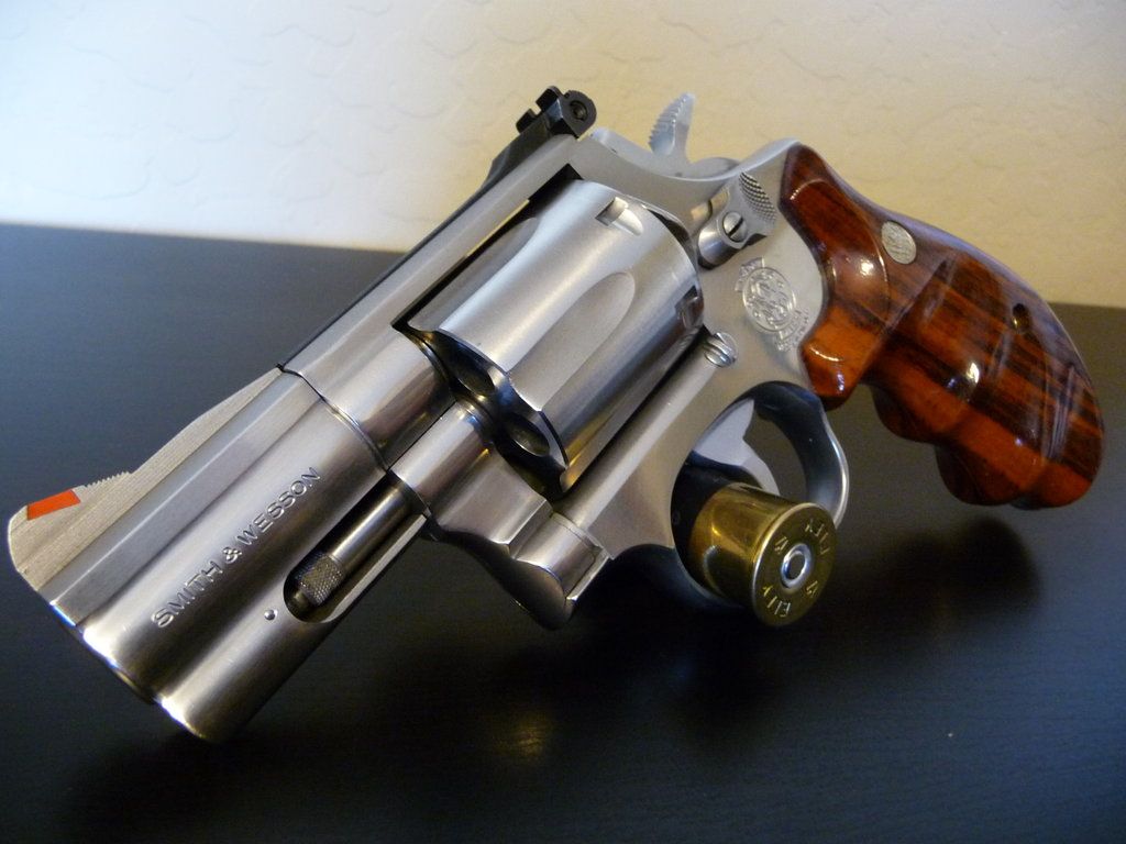 Под gun. Револьвер Магнум 357. S W 357 Magnum Revolver. Смит-Вессон револьвер 357 Магнум. S W 686 357 Magnum.