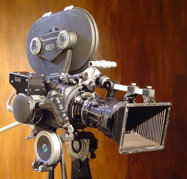 Старые камеры фото. Пленочная кинокамера Arri. Старая камера. Старая кинокамера. Старинная кинокамера.