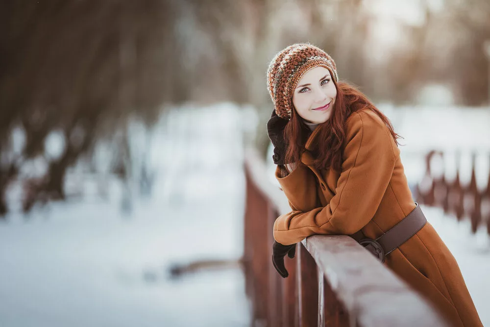 Фото зимой на улице. Фотосессия зимой на улице. Девушка в зимнем парке. Прогулочная фотосессия зимой. Уличная фотосессия зимой.