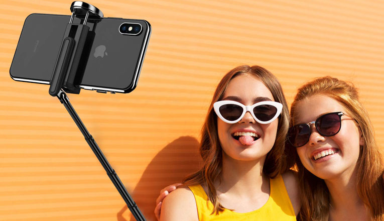 Selfie pro. Селфи с iphone 13 Pro Max. Селфи палка iphone 12 Pro Max. Селфи на айфон 11. Мини селфи камера.