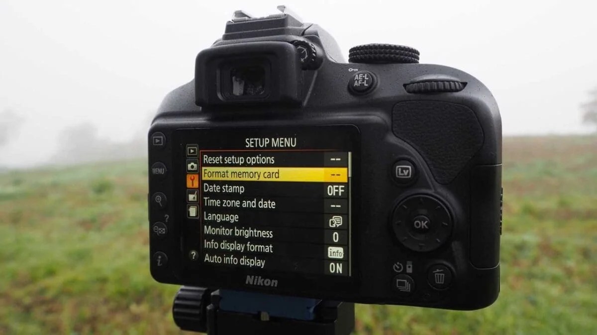 Как качественно настроить фотоаппарат. SD Card Nikon. Nikon d3400 разъем карты памяти. Фотоаппарат Nikon d3400 кнопки управления.
