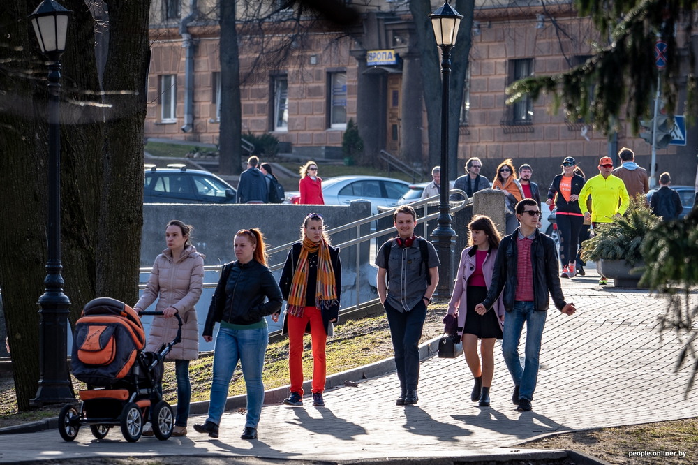 Город 1 человек. Люди на улице. Люди на улице города. Лица людей в городе. Прохожие на улице.