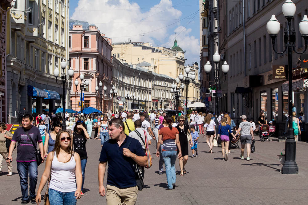 Фото люди на улице города