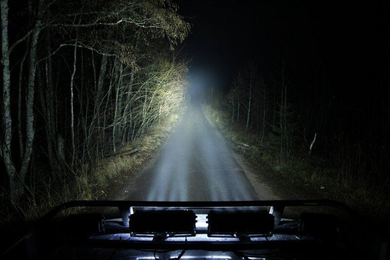 Дорога белела освещенная месяцем. Машина в лесу ночью. Ночная дорога фары. Темная дорога. Свет фар.