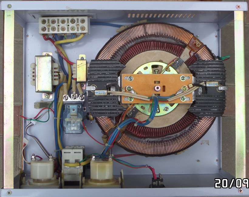 Стабилизатор напряжения 1000. Стабилизатор Ресанта Ach-10000/1-эм. Ресанта АСН-8000/1-эм внутри.