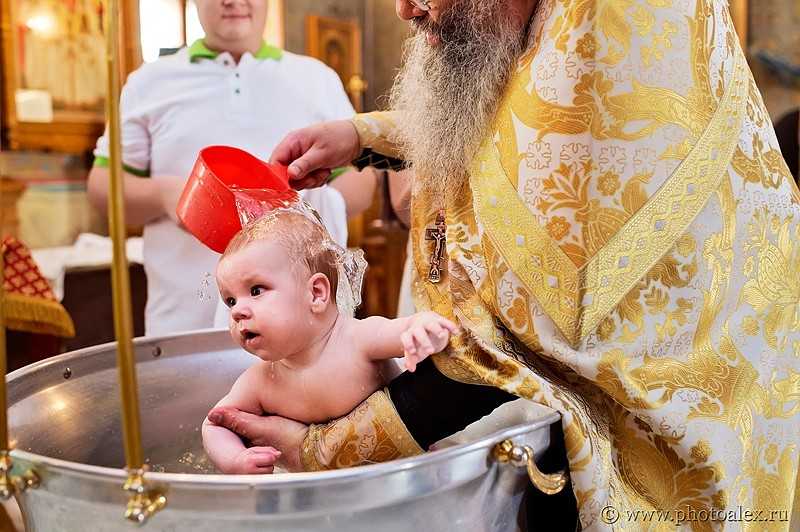 В какие дни крестят детей в православной. Крещение ребенка. Крещение мальчика. Крестины ребёнка в церкви. Крещение детей в церкви.