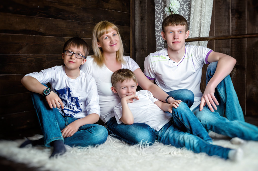Мама и два сына русское. Семейная фотосессия. Семейная фотосессия в студии с сыном. Фотосессия семьи с двумя сыновьями. Семейная фотосессия в студии взрослые.