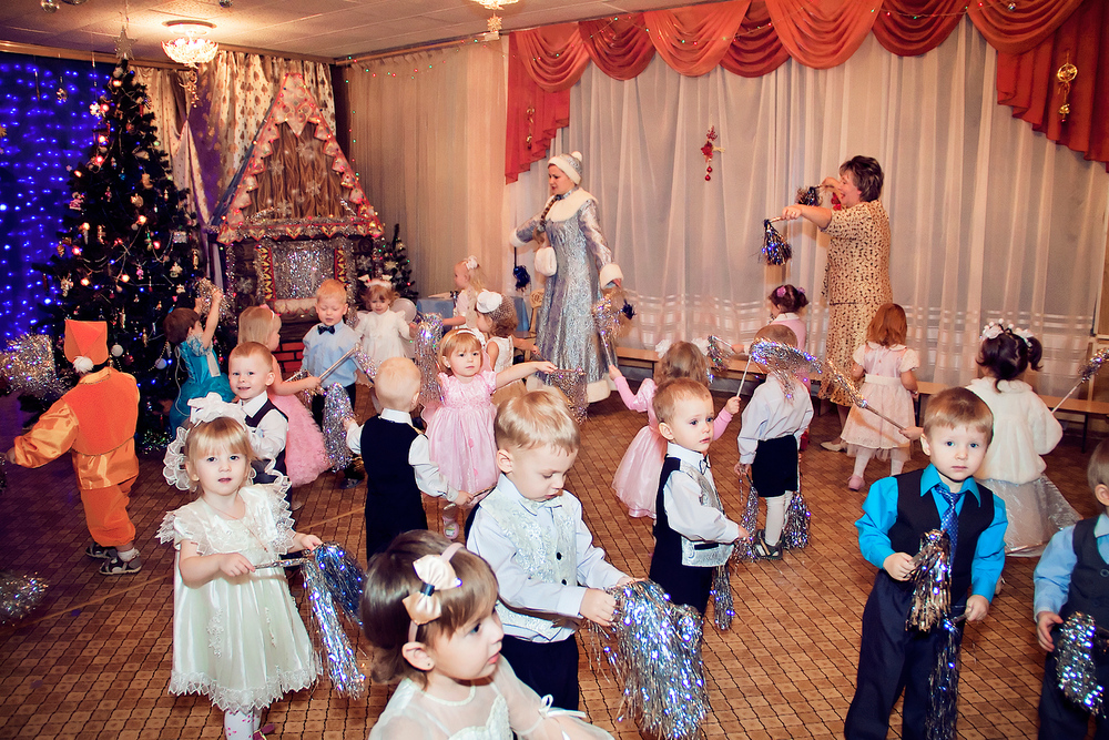 Новый год в детском саду фото. Утренник в саду. Новогодний утренник в саду. Новый год в садике. Новый год для детей в детском саду.