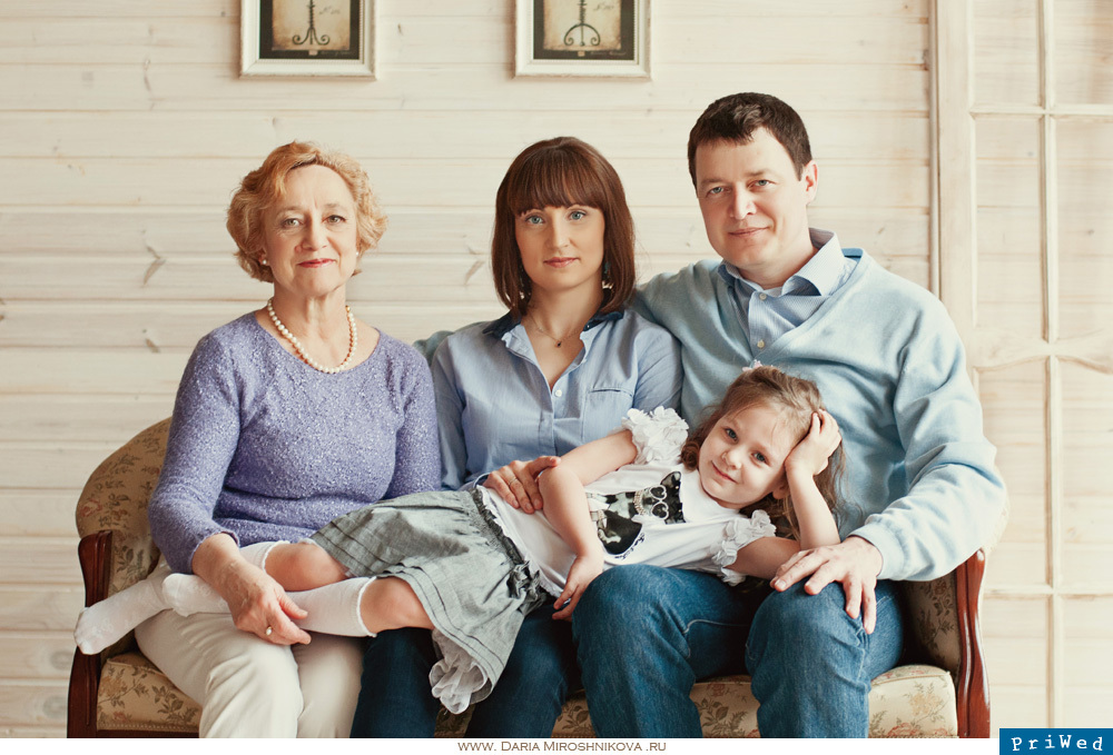 Годы живет родителями. Фотосессия семьи со взрослыми детьми. Семейная фотосессия со взрослыми детьми в студии. Семья фотосессия в студии взрослые дети. Семейная фотосессия в студии с детьми и с бабушкой.