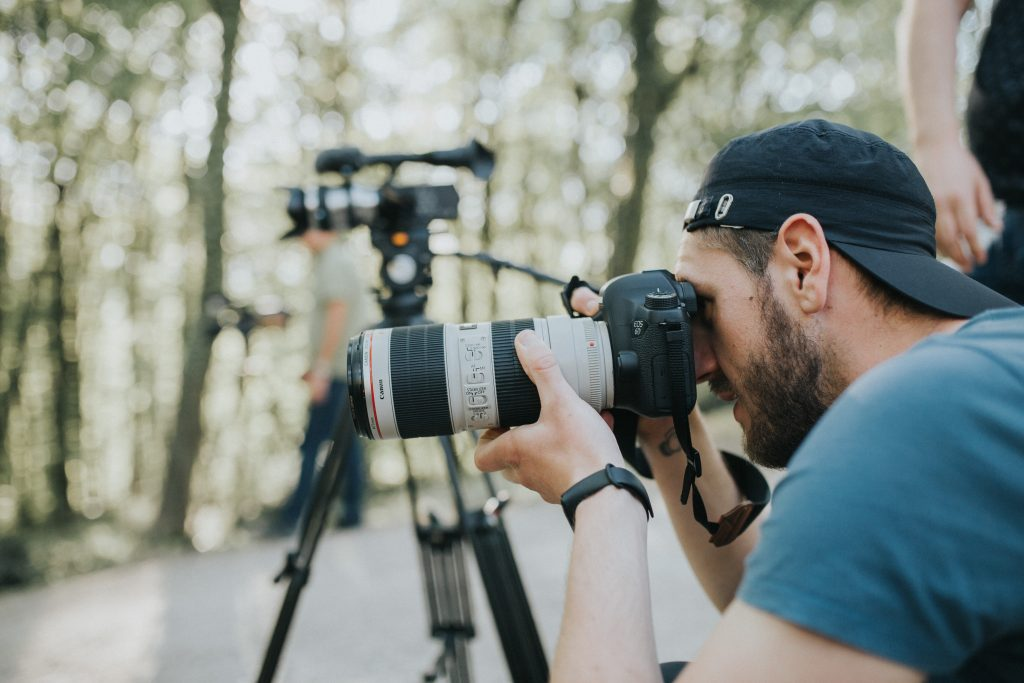 Виды фотографов. Профессия фотограф. Фотографии фотографов. Фотограф на съемке. Фотокорреспондент.