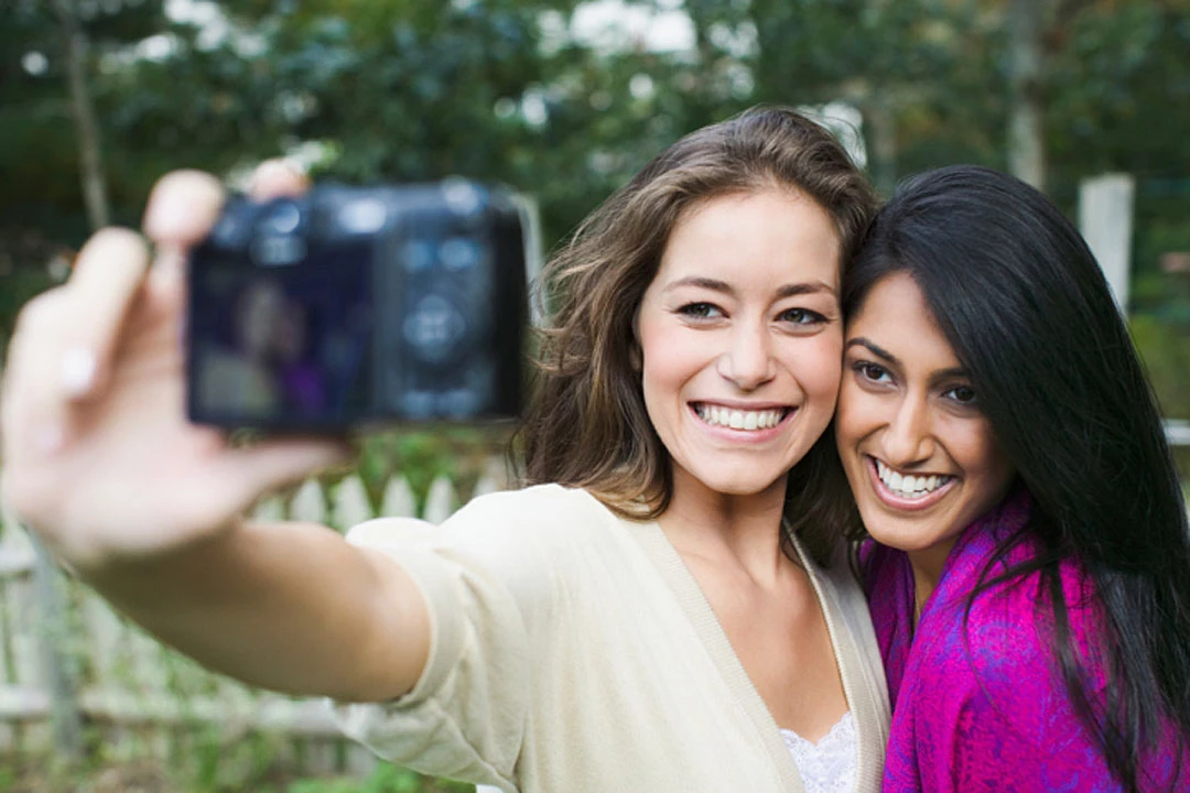 Что такое селфи. Marta szostka selfie with friends.