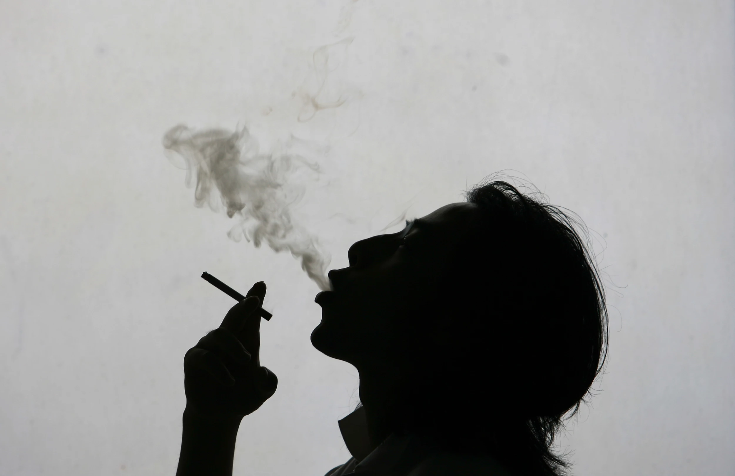 Почему мужчины курят. Курящий человек. Дым сигарет. Человек закуривает сигарету.