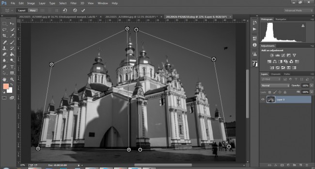 Как в фотошопе выпрямить изогнутое изображение
