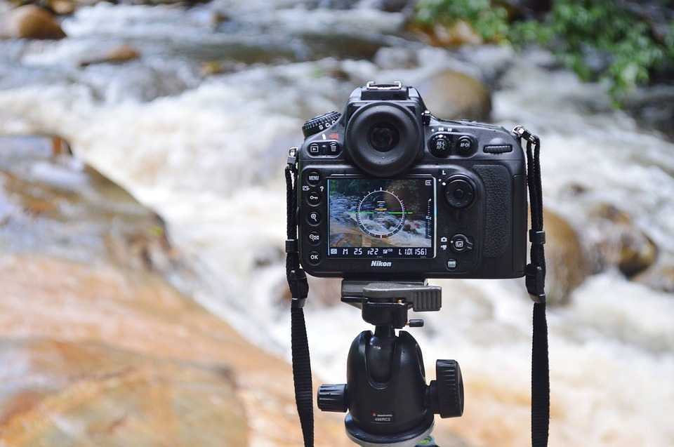 Автоматическая фотокамера делает фотографии высокого разрешения