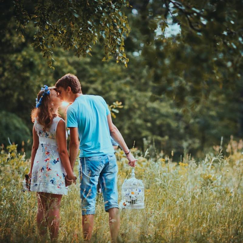 Лав поле. Love story на природе летом. Лавстори на природе. Фотосессия лав стори на природе. Лав стори фотосессия на природе летом.