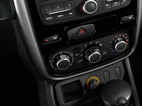 Кнопки дастер купить. Заглушка центральной консоли Рено Логан 1. Renault Duster 21 года кнопки на передней консоли. Кнопки консоли Рено Дастер 2015. Дастер 1 Центральная консоль.