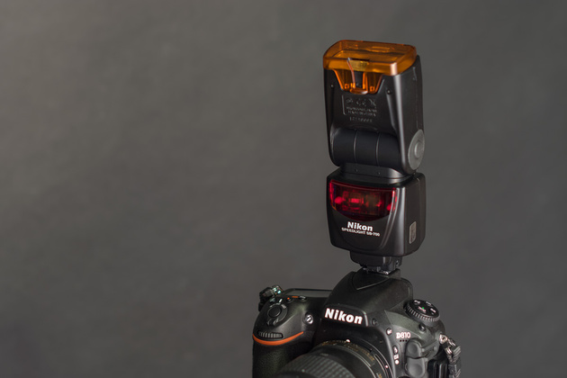 Вспышка NIKON SPEEDLIGHT SB-700 с установленным желтым фильтром