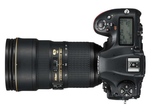 Nikon D850 с объективом AF-S NIKKOR 24-70mm f/2.8G ED — именно с объективами такого класса будут использовать камеру многие профессионалы. А при использовании больших объективов, камера должна иметь максимально удобную рукоятку.