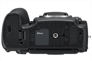 Nikon D850 — видно, что рукоятка стала тоньше и глубже