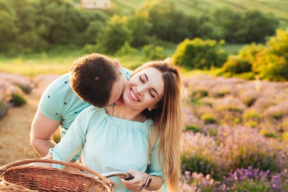 Покажи стори. Love story фотосессия. Фотосессия Love story на природе летом. Фотосессия лав стори в студии. Love story фотосессия в студии.