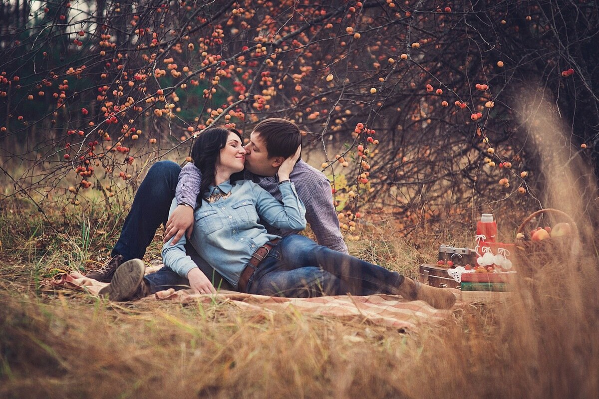 Romance love story. Love story фотосессия. Осенняя фотосессия лав стори. Фотосессия в стиле лав стори на природе. Любовь в лесу.