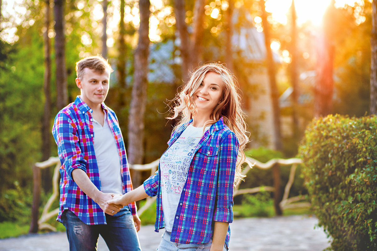 Лов стор. Фотосессия пары на природе. Фотосессия лавстори на природе. Фотосессия Love story на природе. Фотосессия пары на природе летом.