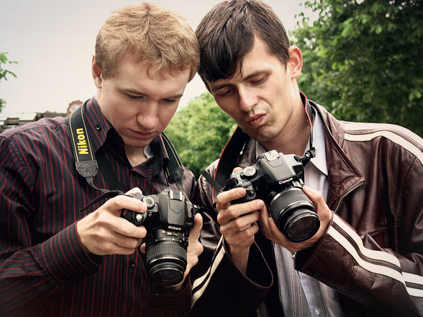 Фотограф с нуля. Фотограф Никон. Фотоаппарата Canon и фотограф. Знаменитости с фотоаппаратом Nikon. Canon камера для фотографа.