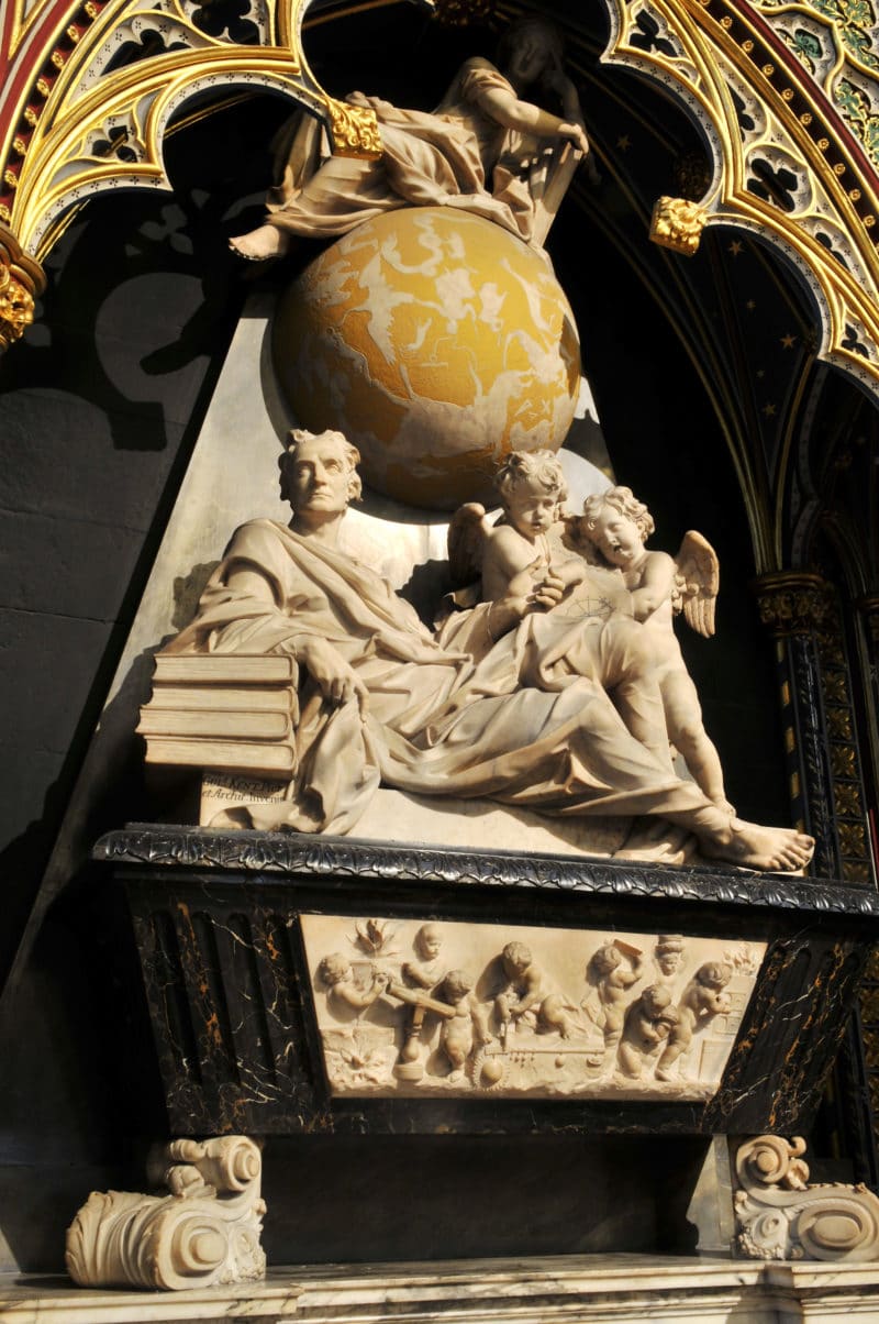 Могила Ньютона в Вестминстерском аббатстве