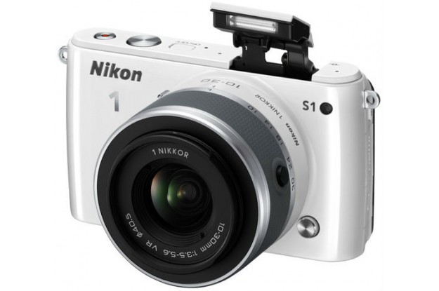 Nikon 1 S1 общий вид с открытой вспышкой белый цвет 