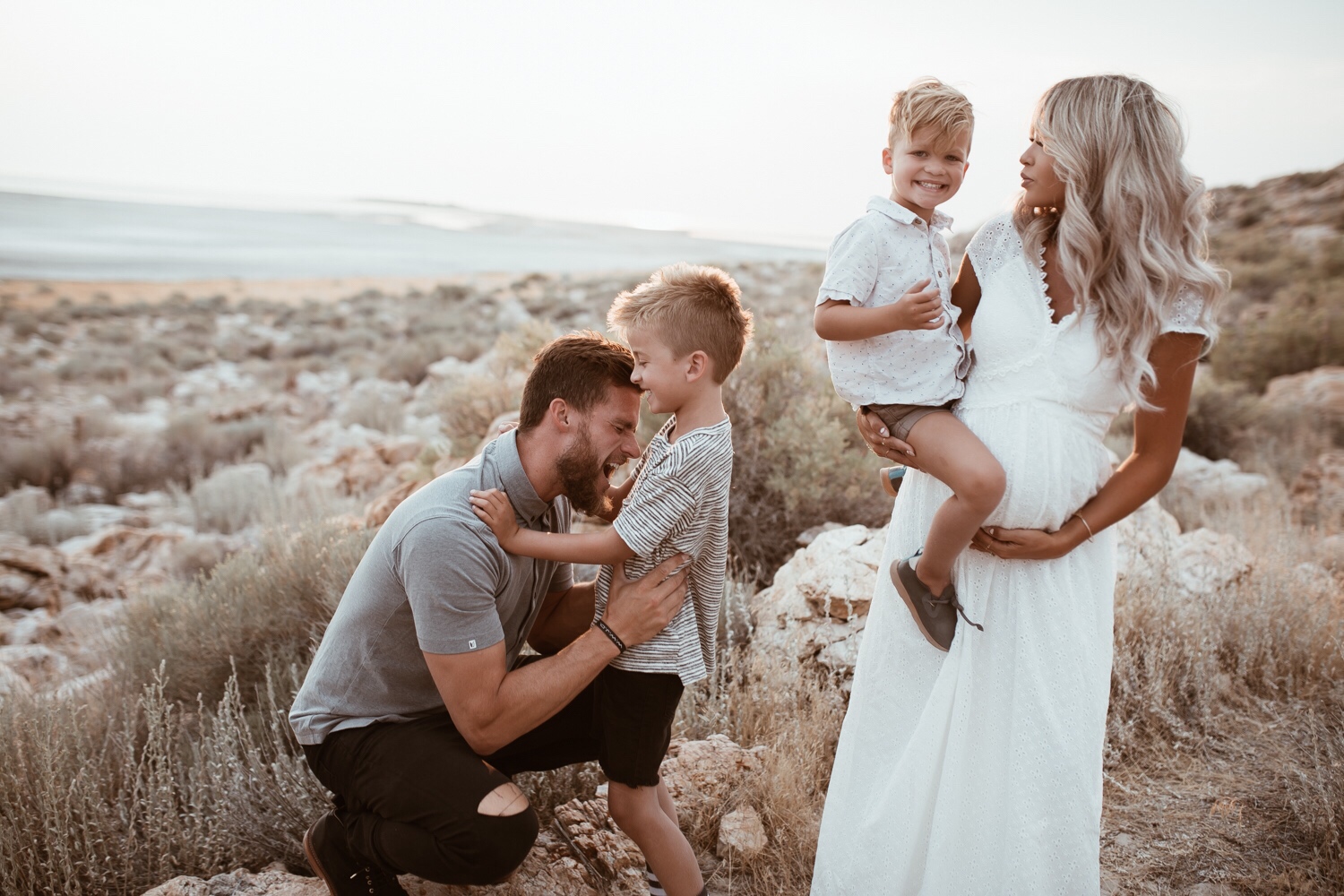 White family. Белая семья. Семья фотосессия нежная. Интересные семейные фото. Красивая белая семья.