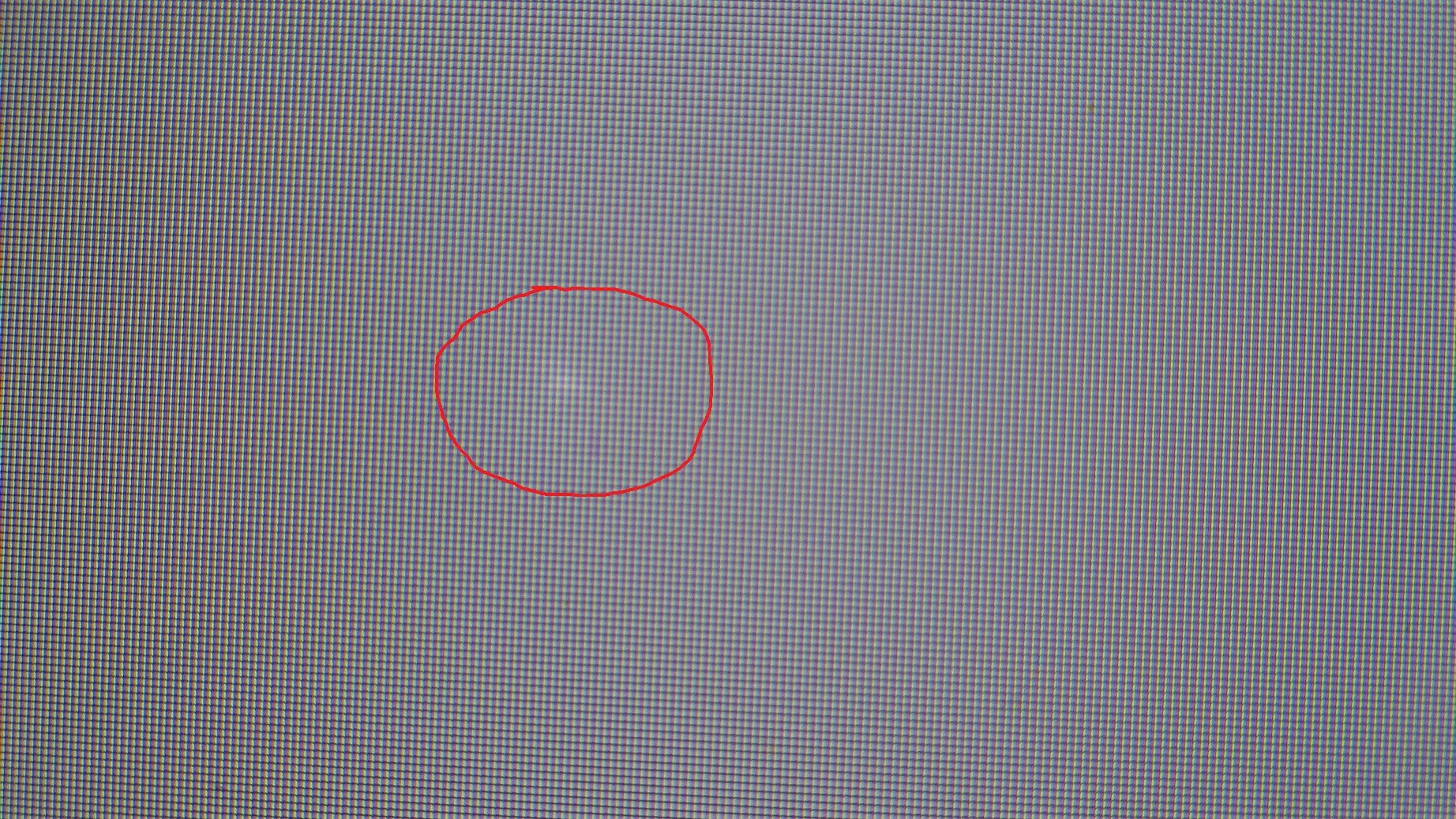 Далеко видно кругом прозрачна. Белые точки н амониторн. Белое пятно на экране. Маленькая точка на экране. Темные пиксели на мониторе.