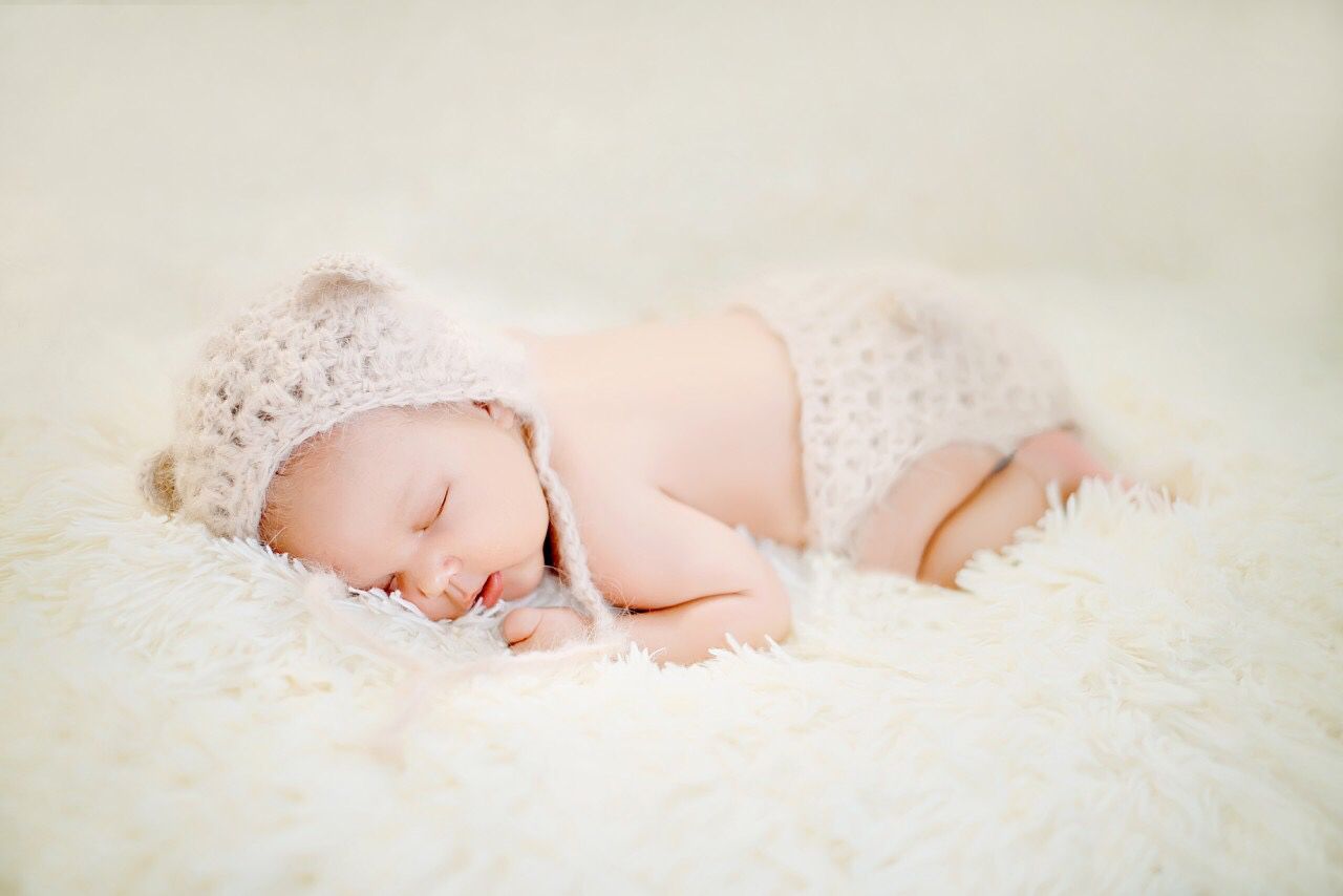 Крошки малыши. Фотосессия новорожденного белый. Крошка ребенок.