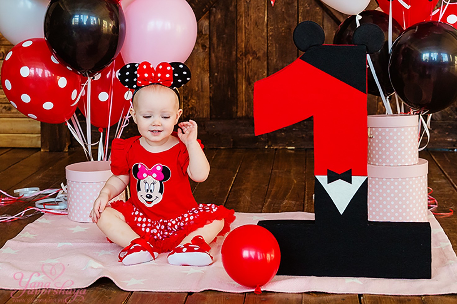 Кого проходят в 1 год ребенку. Фотосессия на годик. Фотозона на годик. Фотосессия день рождения 1 год. Фотозона на 1 годик.