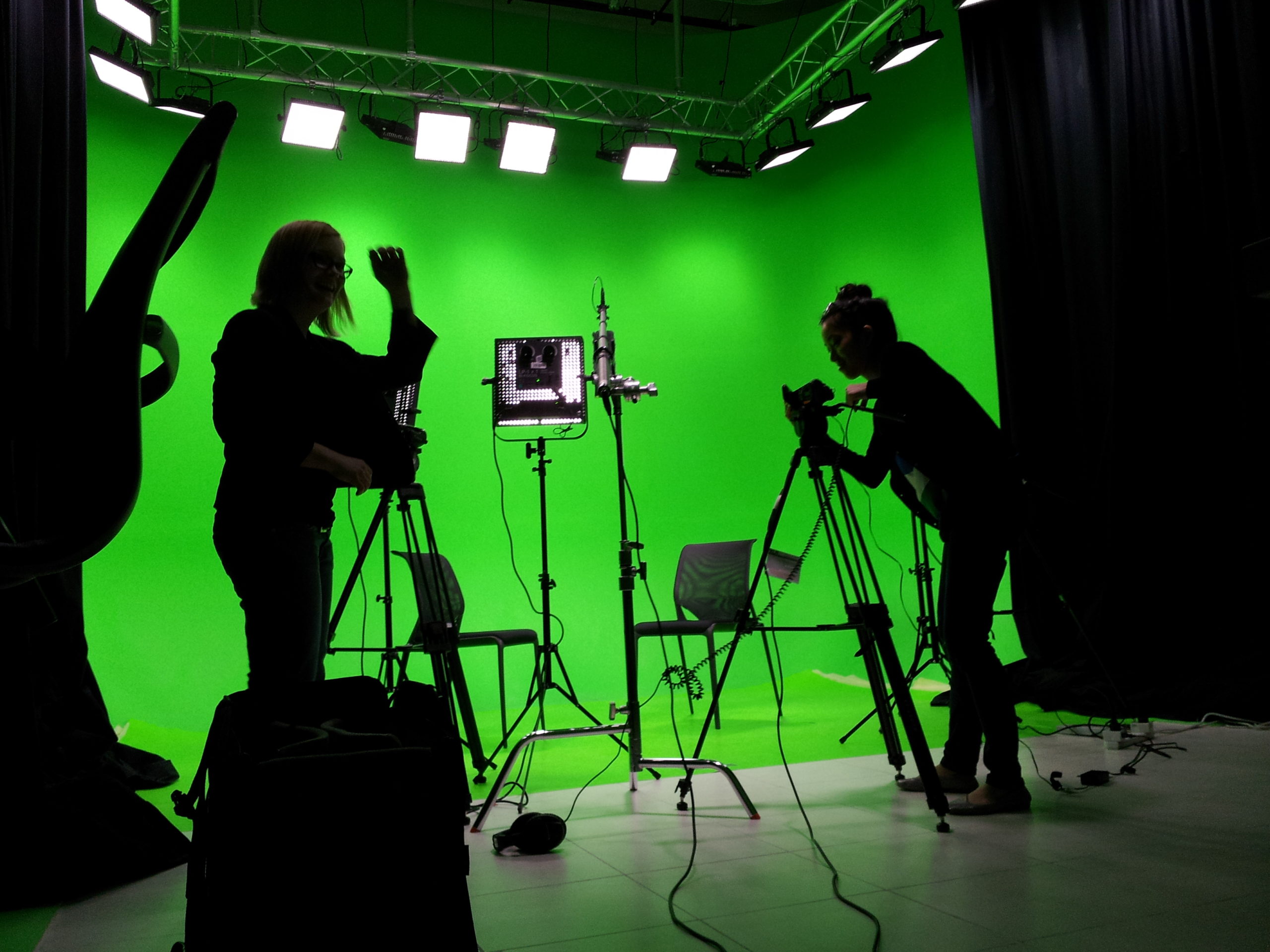 Открой видео на телевизоре. Студия для съемок. Студия для видеосъемок. Хромакей студия. Зелёный фон для съёмки.