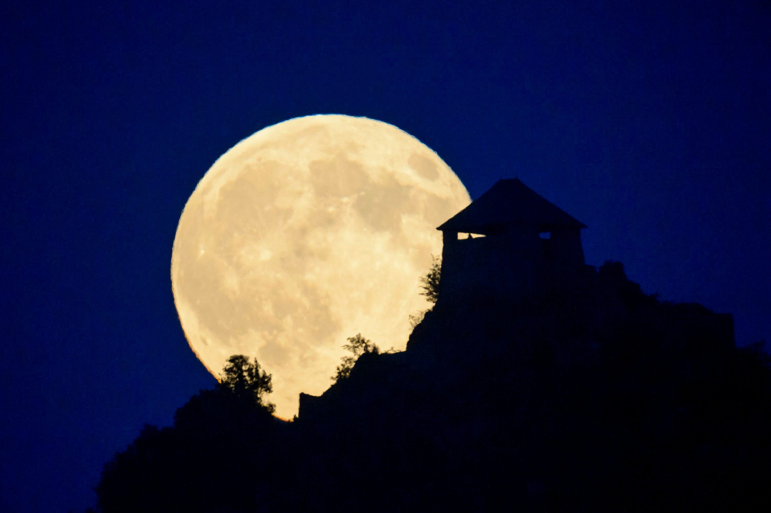 Дом на луне картинки. Огромная Луна. Красивая Луна. Луна над домами. Луна над крышами.