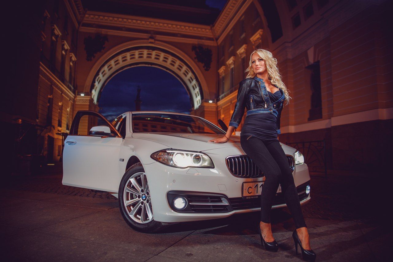 Возле автомобиля. BMW f10 girl. BMW f10 и девушка. Девушка в машине. Фотосессия с автомобилем.