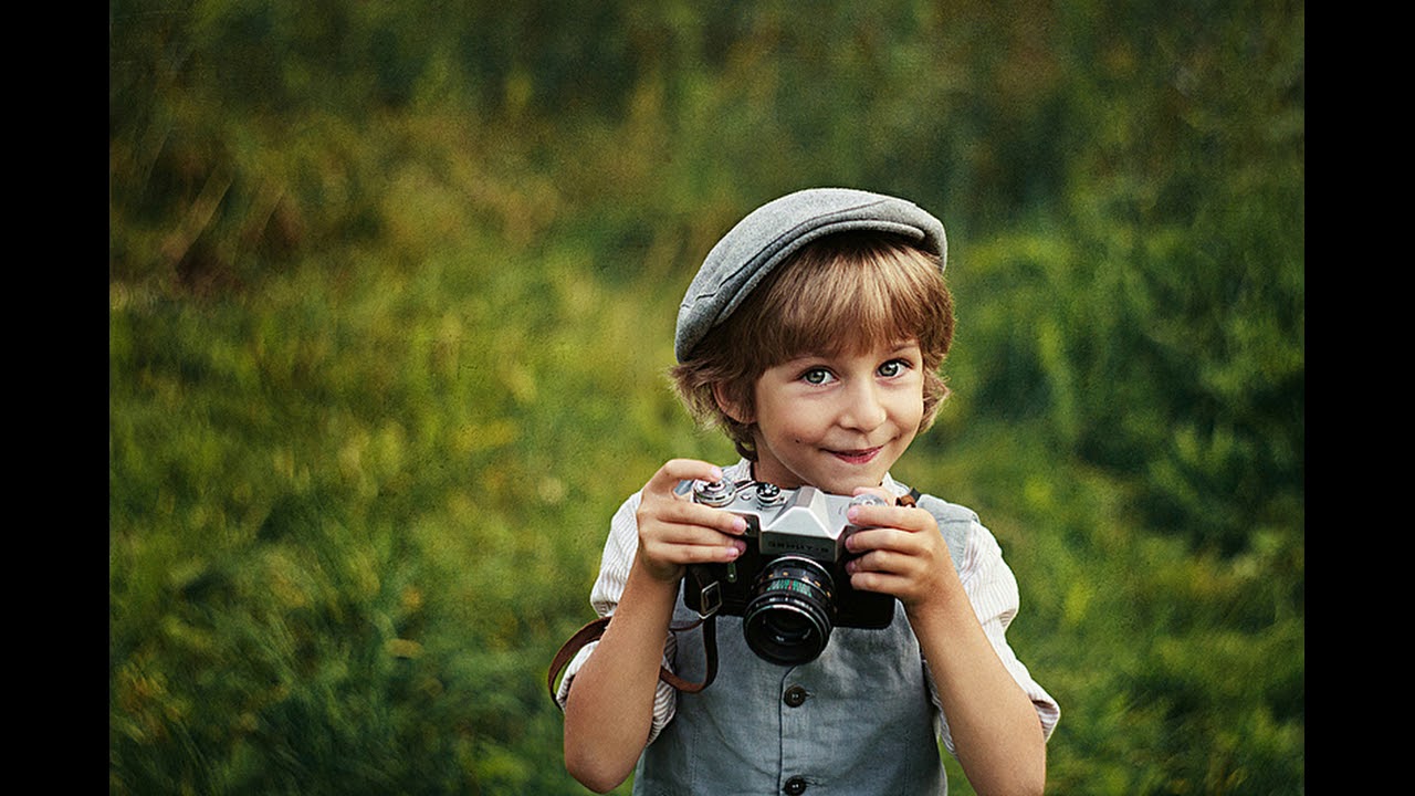 Фотограф дети. Малыш с фотоаппаратом. Мальчик с фотоаппаратом. Фотоаппарат для детей. Ребенок фотограф.