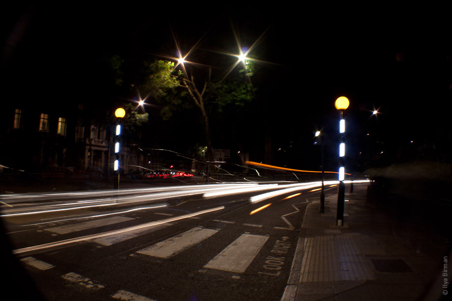Вечер переходит в ночь. Пешеход ночью. Плохое освещение на улице. Освещение пешеходных дорог. Освещение пешеходных переходов.