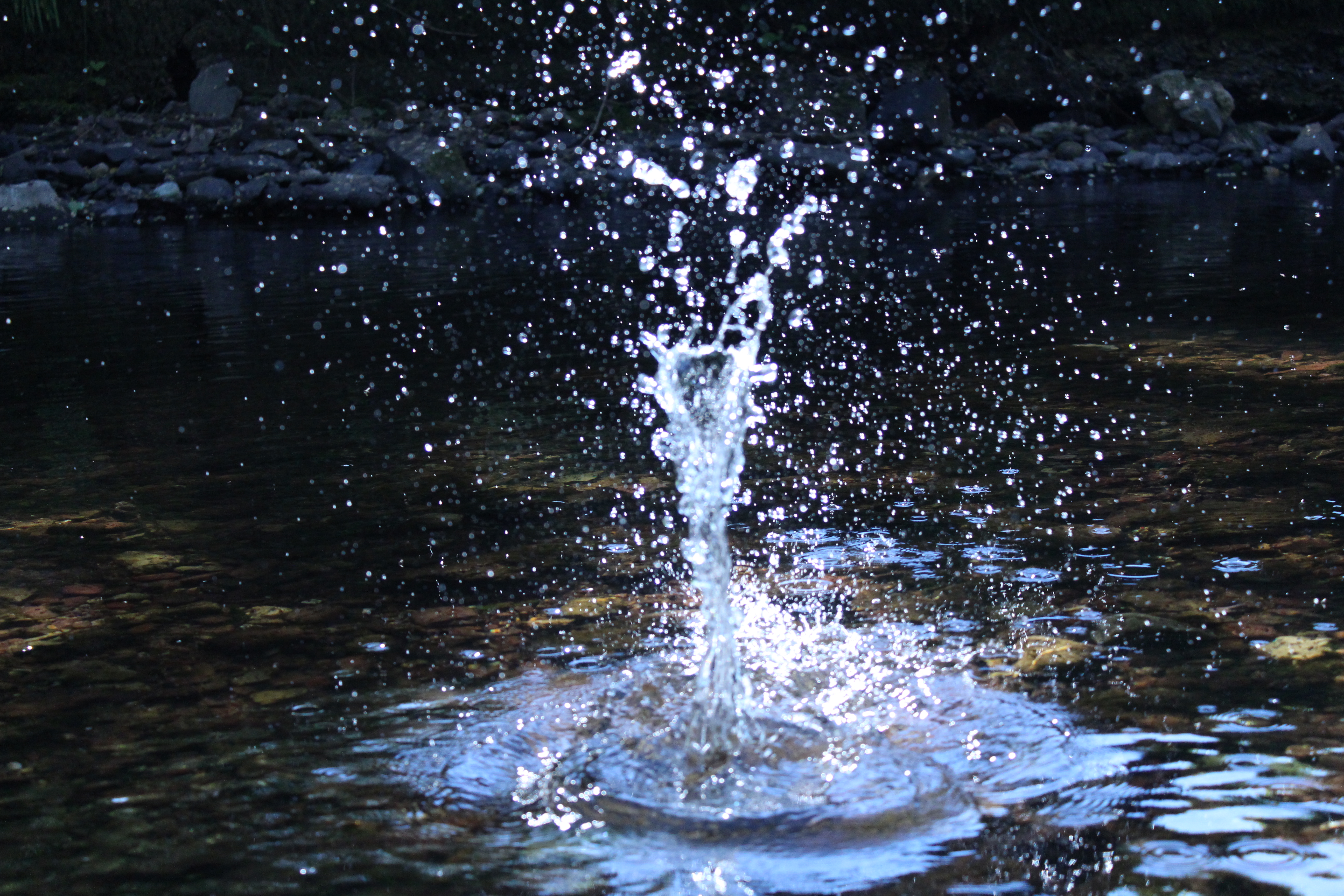 Тихо течет вода. Текущая вода. Короткая Выдержка. Короткая Выдержка фонтан. Выдержка вода.