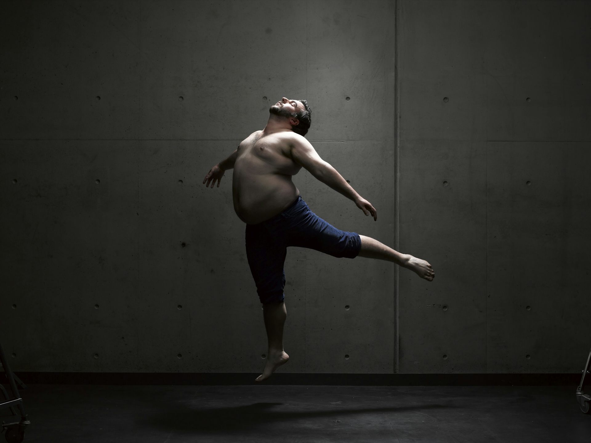 Лишние движения человека. Фотограф Тоби Берроуз. Мужской танец. Фотосессия танцоров. Танцор в движении.