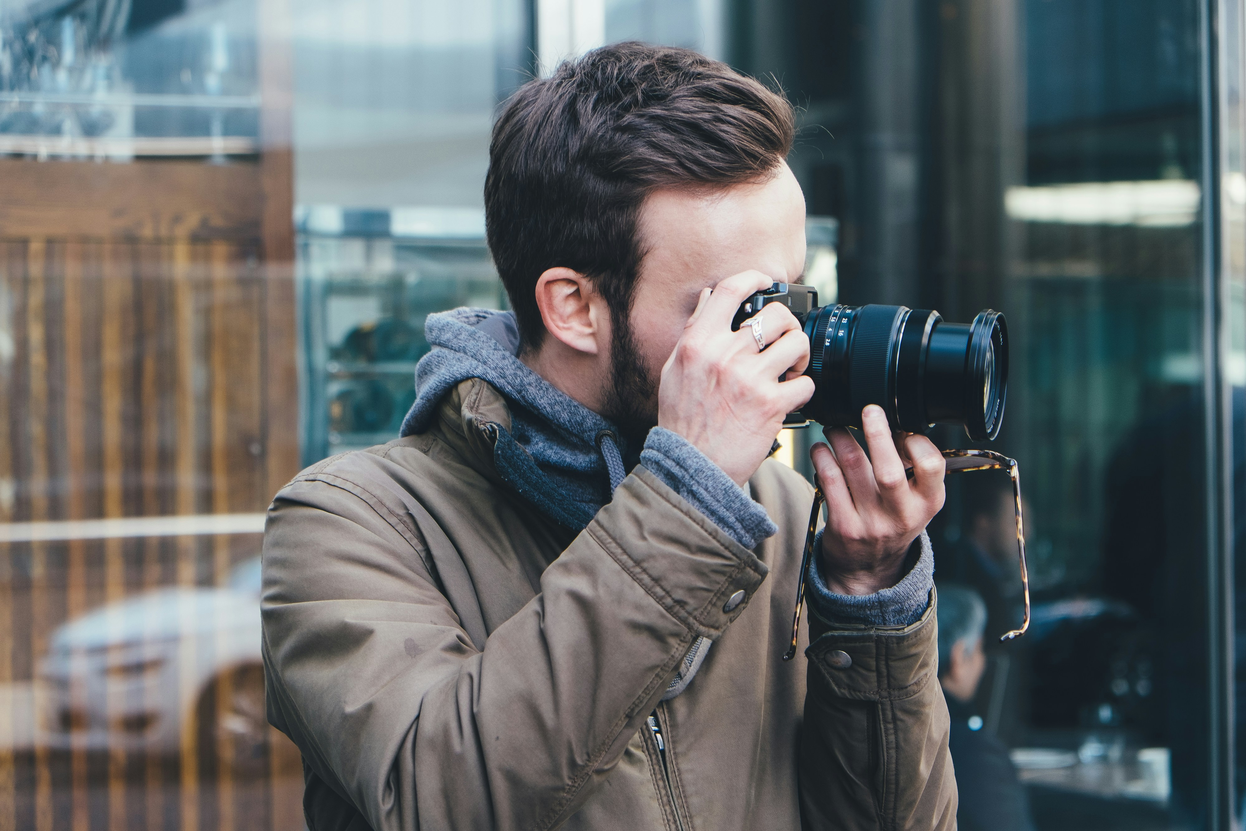 Фотография человека с фотоаппаратом